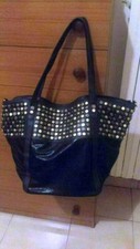 borsa nera con borchie dorate
