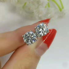 Orecchini a perno con diamanti