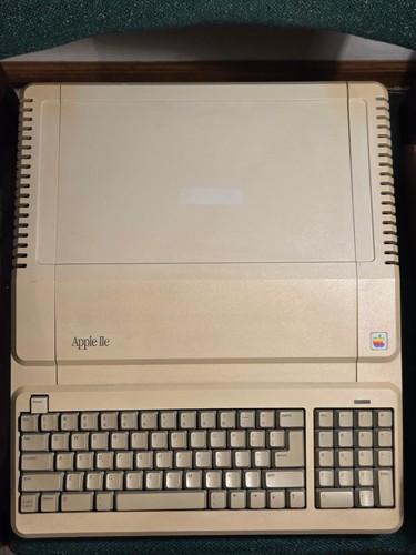 Computer apple iie - iie, platinum