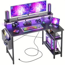 Scrivania Gaming a Forma di L con Luci LED, Prese di Alimentazione, Ripiani Angolari Reversibili