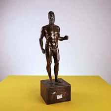 statua vintage in metallo