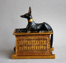 Anubi sdraiato su santuario