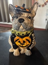 Statuina cane toro francese Blue Sky Clayworks con collare zucca Halloween Boo