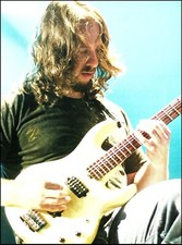 John Petrucci sul palco con la