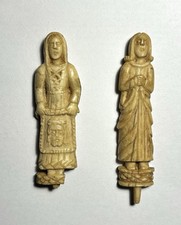 Coppia figure intagliate in