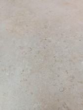 PAVIMENTO IN GRES PORCELLANATO _ RIMANENZA 90Q CON BATTISCOPA  _ TIPO TRAVERTINO