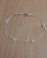 Collana donna, creazione artigianale,  a girocollo, con perline piccole bianche.