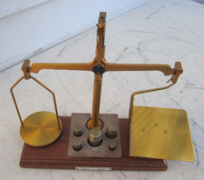 Bilancia in ottone dal Regno