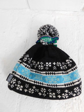 Cappello nuovo con etichette