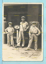 foto con benzinai davanti a vecchie pompe Esso