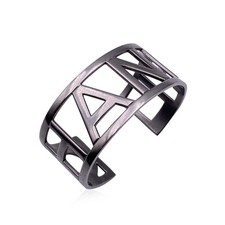 Pulsera rígida con logotipo de metal plateado de Chanel y letra