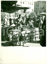 1935 MILANO Massaie al banco dell'uva al mercato *Fotografia DANNEGGIATA