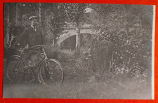 CARTOLINA UOMO SU  VELOCIPEDE