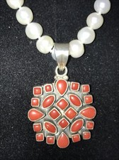 COLLANA IN PERLE DI FIUME BIANCHE CON PENDENTE CORALLO ROSSO IN ARGENTO 925