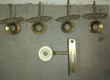 4 MANIGLIE + SERRATURA CON CHIAVE DI VECCHIA CASSETTIERA PRIMA META' DELL 900