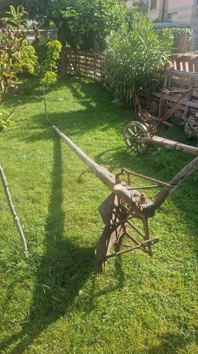 Vecchio aratro legno con - vecchio,