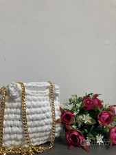 Pochette bianca a uncinetto