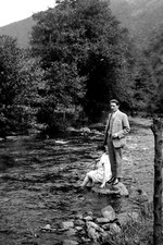 Uomo Piedi Donna Seduta Pietra