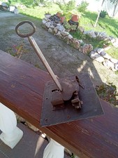 GRANDE ED ANTICA SERRATURA  IN