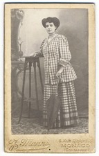 ANTICA FOTO RITRATTO - SIGNORA IN ABITI TIPICI - MONACO - PRIMI'900 F.TO VISITA