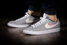 Nike Blazer Low  basse Grigie in pelle baffo bianca scritta nike rossa sneakers