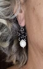 Orecchini a grappolo bianchi e neri con perla barocca e ciuffo in onice, 