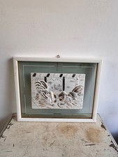 BASSORILIEVO ANTONIO LIGABUE IN PORCELLANA COMBATTIMENTO TRA GALLI