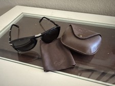 Occhiali da sole uomo Persol Steve McQueen PO0714SM con montatura nera e lenti grigie