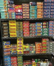 GIGANTESCO RITROVAMENTO DI CARTE SPORTIVE D'EPOCA CON VECCHIE CONFEZIONI MAI APERTE BASKET