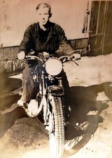 Foto anni 50 giovane uomo moto