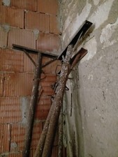 Puntelli in ferro per sostenere solai nelle costruzioni .