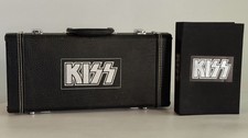 KISS The Box Set Lotto 2x 5-CD 2001 Custodia Chitarra + Edizione Standard con Libro e Tasti