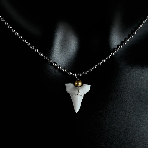 Collana con ciondolo - dente, di