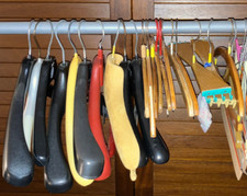 Lotto 30 grucce appendiabiti vari tipi, legno plastica, alluminio, vintage