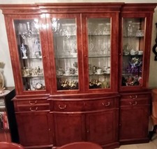 soggiorno stile vintage composto da vetrina, tavolo, 6 sedie, madia