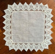 CENTRINO lino avorio , bordo pizzo antico  , cm. 29 x 29. VINTAGE