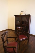 Arredamento da Studio Elegante in Legno (scrivania, sedie, divano e libreria) 