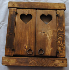 Finestra in legno con grata in ferro battuto e scuri traforati -H-