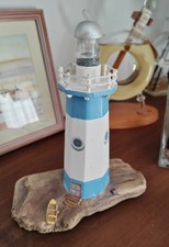 Faro in legno azzurro su legno