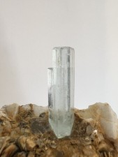 Minerali cristallo azzurro di berillo ACQUAMARINA  e quarzo su matrice Pakistan.