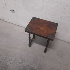 TAVOLINO IN LEGNO DI NOCE INTAGLIATO A VOLUTE E ZAMPE A ROCCHETTO inizi del '900