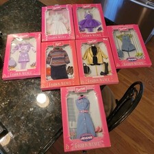 Lotto di 7 abiti neri Barbie