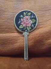 Specchio a mano vecchio piccolo ricamato 