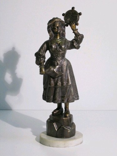 Statua donna scultura base