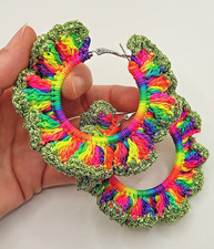 ORECCHINI CERCHIO ARCOBALENO in VERDE.  FILATO RAINBOW E LUREX VERDE BOHO CHIC.