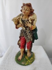 Uomo del villaggio con pecora