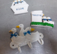 Gancio e insegna in ceramica