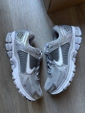 Nike Vomero "Metallic" taglia