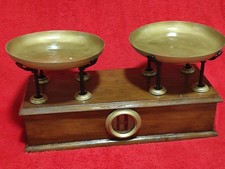 Bilancia a Due Piatti in Ottone con Base in Legno – Stile Vintage/Antico