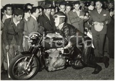 1953 MILANO-TARANTO Pompiere con estintore assiste partenza di Orlando VALDINOCI